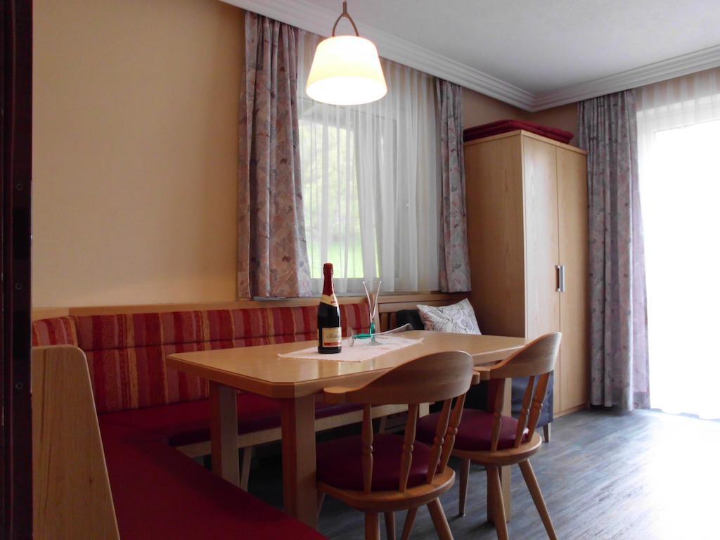 Ferienwohnungen Rahm Mayrhofen Habitación foto